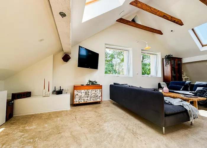 Modern 4bd, 2 Balcony, Family & Work Haven! Near Park & Bus Stop Apartament *