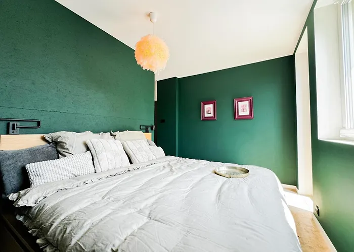 Modern 4bd, 2 Balcony, Family & Work Haven! Near Park & Bus Stop *