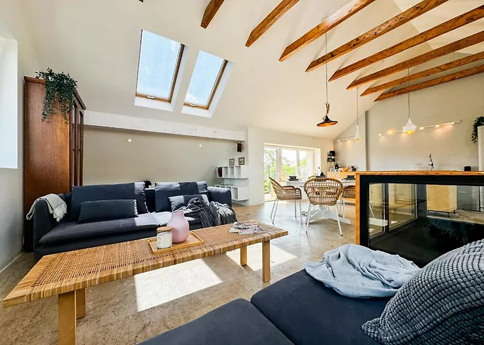 Modern 4bd, 2 Balcony, Family & Work Haven! Near Park & Bus Stop Apartamento