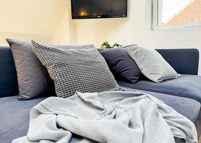 Modern 4bd, 2 Balcony, Family & Work Haven! Near Park & Bus Stop Breslavia