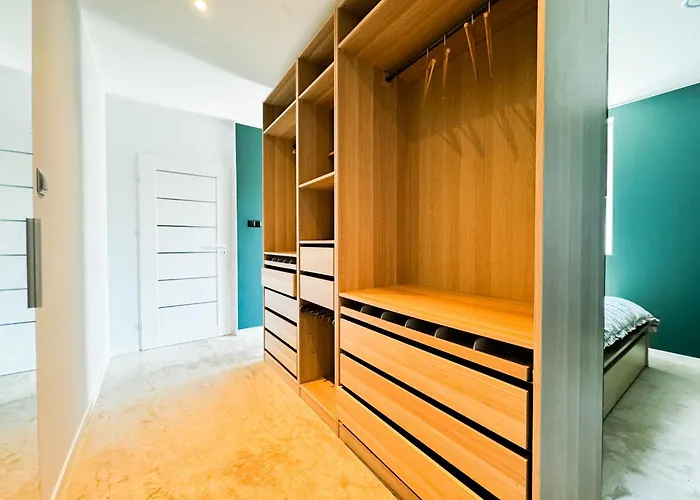 Modern 4bd, 2 Balcony, Family & Work Haven! Near Park & Bus Stop