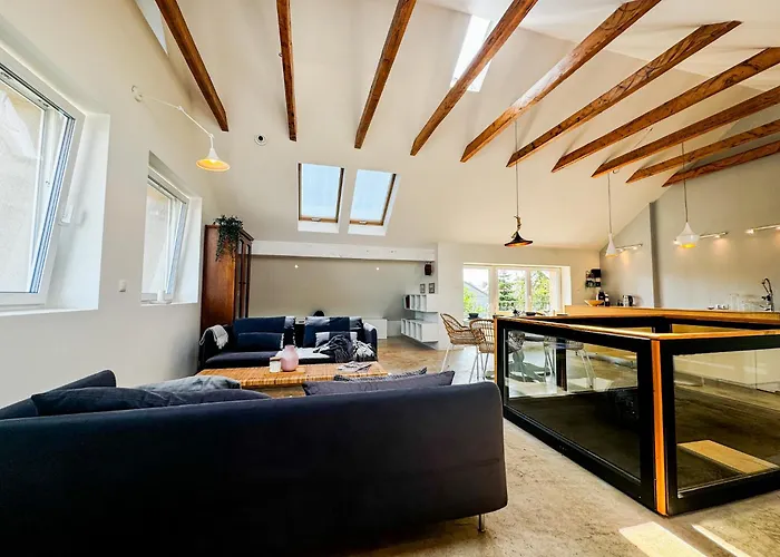 Modern 4bd, 2 Balcony, Family & Work Haven! Near Park & Bus Stop Apartamento