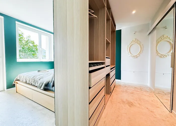 Apartamento Modern 4bd, 2 Balcony, Family & Work Haven! Near Park & Bus Stop