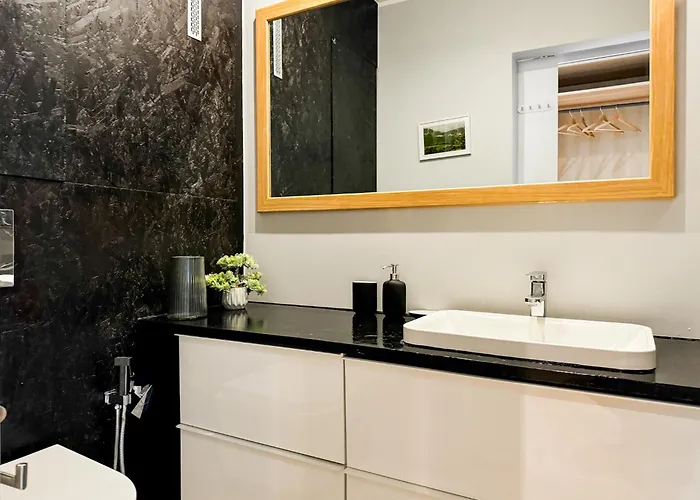 Modern 4bd, 2 Balcony, Family & Work Haven! Near Park & Bus Stop Apartamento *