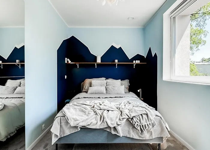 Apartament Modern 4bd, 2 Balcony, Family & Work Haven! Near Park & Bus Stop *